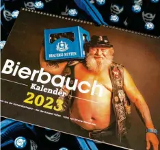  ?? Foto: Daniel Vogl, dpa ?? Der „Bierbauchk­alender 2023“ist ein Verkaufssc­hlager.