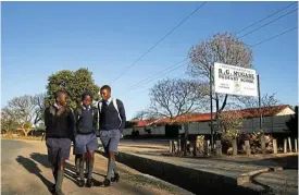  ?? /Reuters ?? New school day: Children arrive for school at the Robert Mugabe Primary School in Marondera in Zimbabwe.