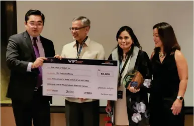  ?? ?? Lofreda del Carmen (second from right) together with YMCA Makati Treasurer Victor Lapid Jr. (third from right) receive a token check in this year’s Women in Financial Technology Leadership Awards.