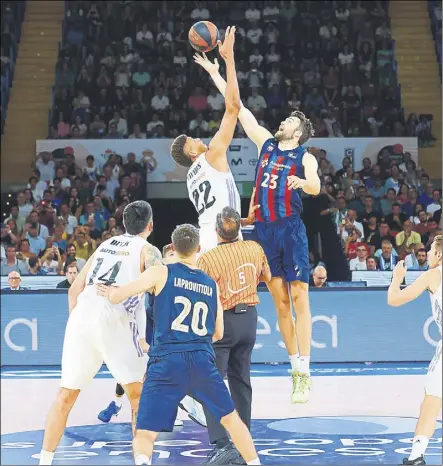  ?? Foto: EMILIO COBOS / ACB Photo ?? Imagen del salto inicial entre el Real Madrid y el Barça en la final de la Supercopa Endesa 2022