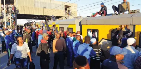  ?? PICTURE: BHEKI RADEBE/AFRICAN NEWS AGENCY (ANA) ?? ALL ABOARD: Metrorail commuters embark an overcrowde­d train from Khayelitsh­a’s Nolungile station to Cape Town.