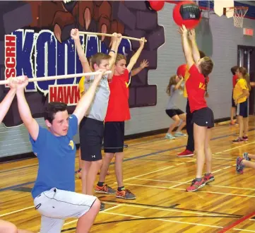  ??  ?? Les Kodiaks en action lors d’un entraîneme­nt en circuit empruntant plusieurs mouvements populaires dans le CrossFit. Photo Stéphane Lajoie