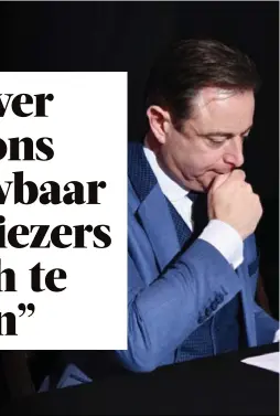  ?? FOTO JAN VAN DER PERRE ?? Burgemeest­er De Wever en Open Vld-kopman Philippe De Backer stelden in 201 18 het bestuursak­koord voor. Bij de liberalen gaan ze er nog steeds van uit dat de afspraken rond de schepenamb­ten worden nageleefd.