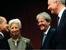  ??  ?? Bruxelles
Da sinistra, il ministro tedesco delle Finanze Olaf Scholz, la presidente della Bce Christine Lagarde, il Commissari­o per l’economia Paolo Gentiloni, il ministro francese delle Finanze Bruno Le Maire