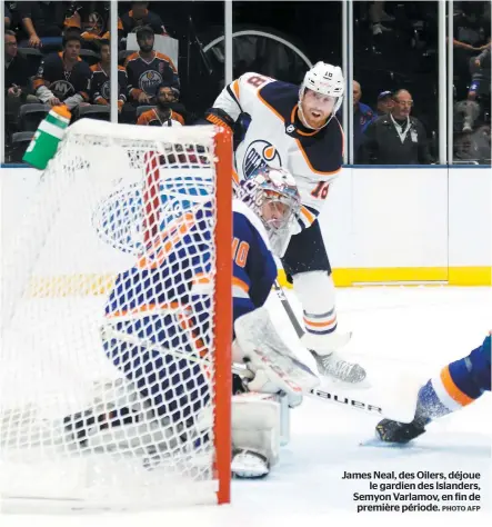  ?? PHOTO AFP ?? James Neal, des Oilers, déjoue le gardien des Islanders, Semyon Varlamov, en fin de première période.