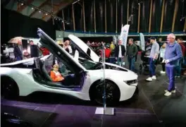  ?? FOTO: KJARTAN BJELLAND ?? Ni år gamle Selmer prøvesitte­r en BMW i8 Roadster til 1,5 millioner, mens pappa Preben Aavitsland (t.h.) ikke har planer om å bytte ut sin gamle BMW ennå.