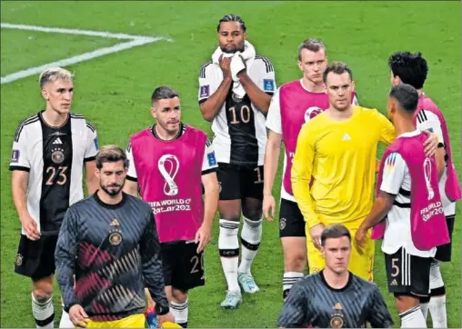  ?? ?? Los jugadores alemanes se marchan a vestuarios, Gündogan entre ellos.