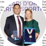  ?? FERRARO/PAGLIARICC­I (CONI) ?? Arianna Fontana, 32 anni e undici medaglie olimpiche, assieme al marito-allenatore Anthony Lobello con il Collare d’Oro riceveuto ieri