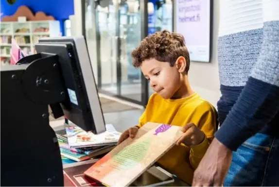  ?? FOTO: MAARIT HOHTERI/HELSINGFOR­S STAD ?? ■
Det kommer att bo många barn och unga i Fiskehamne­n. Det är en orsak till att det behövs ett nytt bibliotek.