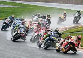  ??  ?? Packende Positionsk­ämpfe, wie hier in der MotoGP, sind auch in diesemjahr in allen Klassen beim Grand Prix auf dem Sachsenrin­g zu erwarten. Foto: Jürgen Müller