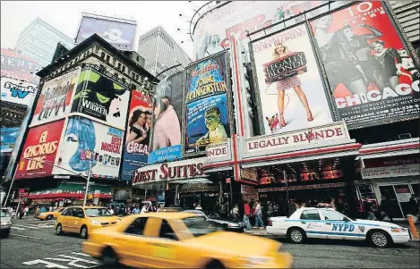  ?? EMMANUEL DUNAND / AFP ?? La meca de
Broadway. Chicago, Wicked, Rent, El jove Frankenste­in, Grease, Hairspray, A chorus line i El fantasma de l’òpera anunciats a Times Square el 2007
