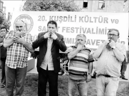  ??  ?? Çanakçı ilçesine bağlı Kuşköy sakinleri, 23 Temmuz Pazar günü 20'ncisi yapılacak Kuşdili Kültür ve Sanat Festivali'ne vatandaşla­rı, ıslıkla haberleşme yöntemi olan kuşdiliyle dâvet etti.