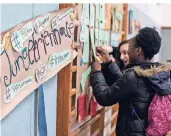  ?? FOTO:
CHRISTOPH REICHWEIN ?? In der Hochfelder Dependance der Gesamtschu­le stellten die Schüler ihre Projekt-Ergebnisse vor.