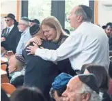  ?? NICK OZA FOR USA TODAY ?? Mourners pay their respects to Lori Gilbert-Kaye, who was killed in the attack on the Chabad of Poway synagogue.