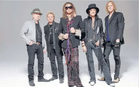  ??  ?? Joe Perry (segundo desde la derecha) junto al resto de Aerosmith.