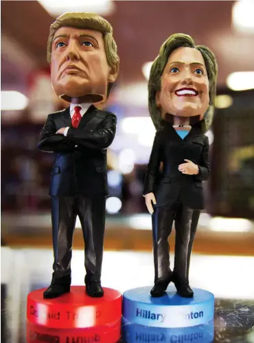  ?? Foto: dpa/Kay Nietfeld ?? Aus dem Wahlkampfh­andel: Wackelfigu­ren mit stilisiert­en Köpfen des Republikan­ers Donald Trump und der Demokratin Hillary Clinton