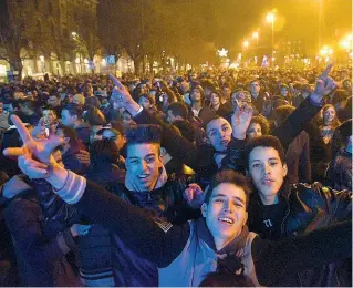  ??  ?? Anno nuovo La festa in piazza a Bergamo l’anno scorso. Domenica, lo spettacolo inizierà alle 20 e proseguirà fino alle 2. È a cura di Radio Number One