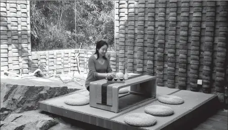  ?? XINHUA ?? A staff member prepares tea for guests at a homestay in Sanshan village in Suzhou, Jiangsu province.