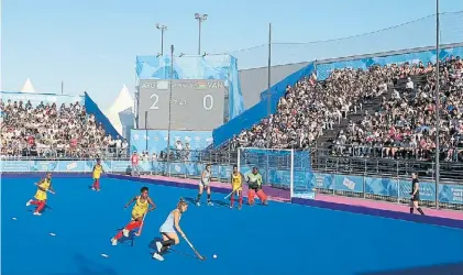  ?? PRENSA BUENOS AIRES 2018 ?? Goleada bajo el sol. Las Leoncitas derrotaron 21-0 a Vanuatu en el hockey 5x5.