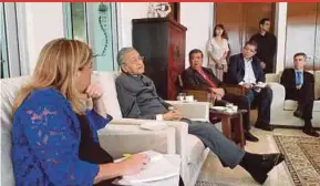  ??  ?? Tun Dr Mahathir Mohamad in a meeting with a group of European Union ambassador­s in Kuala Lumpur recently.