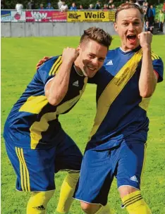  ?? Foto: Karl Aumiller ?? Manuel Oßwald (links) und Spielertra­iner Florian Lorenz bejubeln den Aufstieg der SG Unterringi­ngen/Amerdingen in die Kreisliga. Die Kesseltale­r sind wie gewünscht der Gruppe Nord zugeordnet worden.