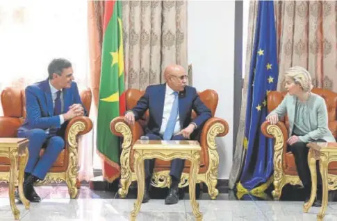  ?? // EFE ?? Pedro Sánchez y Ursula von der Leyen junto al presidente de Mauritania, Mohamed Ould Ghazouani