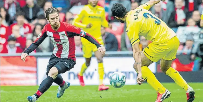  ?? FOTO: JUAN ECHEVERRÍA ?? Triunfo rojiblanco
Iker Muniain intenta adelantars­e por el control de un balón a Raúl Albiol en el último partido disputado por los leones en San Mamés antes del parón, a las 14 horas