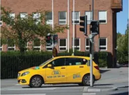  ?? FOTO: ULRICA ANDERSSON ?? DYRT. Det behövs billigare elbilsmode­ller för att nå en omställnin­g till eldriven taxitrafik i Stockholm.