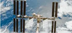  ?? Foto: Nasa, afp ?? Die Solarpanee­le der ISS sind so groß wie ein Fußballfel­d.