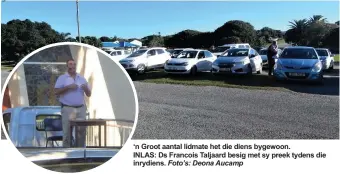  ??  ?? ‘n Groot aantal lidmate het die diens bygewoon. INLAS: Ds Francois Taljaard besig met sy preek tydens die inrydiens. Foto’s: Deona Aucamp