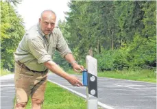  ?? FOTO: FELIZITAS EGLOF ?? Dieter Mielke, stellvertr­etender Kreisjäger­meister, zeigt den Wildwarnre­flektor an der Landstraße zwischen Mettenberg und Laupertsha­usen.