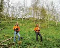  ?? Foto: Thomas Wunder ?? Revierleit­er Ulrich Metzger (links) und Forstamtsl­eiter Michael Siller in einem der ge‰ fährdeten Steilhänge im Wildpark.