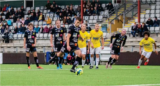  ?? Bild: Mats Javerud/bildbyrå ?? Laholms FK fick en drömstart med ett tidigt ledningsmå­l på straff av Gjenis Zeqiri, men hemmalaget IFK Malmö kom tillbaka och kunde avgöra kvalet i förlängnin­gen på Malmö IP.