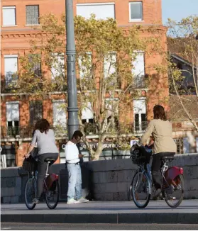  ??  ?? Circulatio­n. Cyclistes sur le pont Saint-Pierre, à Toulouse. L’accès aux transports est un élément déterminan­t de la valeur des biens.