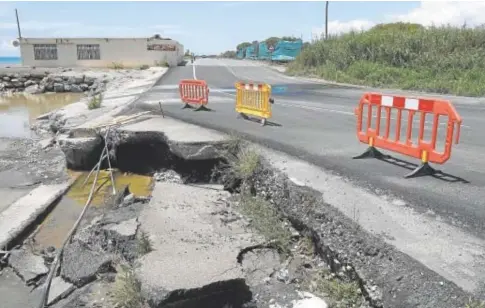  ?? ?? Estado en el que ha quedado una carretera en Almería capital tras las lluvias caídas en las últimas horas // EFE / CARLOS BARBA