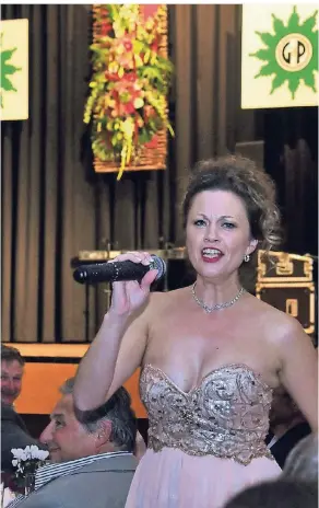  ?? FOTO: NORBERT PRÜMEN ?? Unter anderem unterhielt die ausdruckss­tarke Sängerin Sarah Bennett das Publikum beim Ball der Gewerkscha­ft der Polizei in der Albert-Mohren-Halle in Grefrath-Oedt.