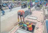  ?? PRATIK CHORGE/HT ?? BMC workers carry out pre-monsoon work at Govandi on Monday.