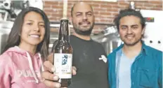  ??  ?? Viridiana García, Esteban Alonso y Franciso Flores fueron capacitado­s por un maestro cervecero de la Ciudad de México para impulsar sus productos.
