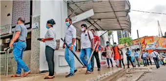  ??  ?? Office workers queuing up at the Fort Railway station. Pic by Sameera Weeraseker­a