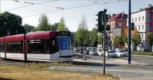  ??  ?? Eine Situation am Gothaer Platz in Erfurt. Mit der Straßenbah­n ist man in den Innenstädt­en immer schneller am Ziel als mit dem privaten Pkw. Foto: Christiane Fischer