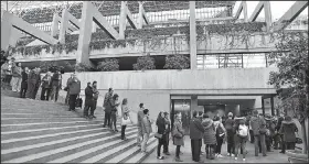  ?? AP/The Canadian Press/JONATHAN HAYWARD ?? People line up Monday at a Vancouver, British Columbia, courthouse before the bail hearing for Meng Wanzhou, Huawei’s chief financial officer.