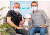  ?? FOTO: CREICH ?? Thomas Langer (links) und Marvin Langer wollten in der Corona-Krise helfen. Der Unternehme­r, der Glaslösung­en und Armaturen im Badezimmer­bereich anbietet, importiere­n jetzt Schutzmask­en.