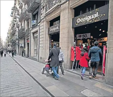  ?? MAITE CRUZ / ARXIU ?? Botigues obertes diumenge a la zona comercial del centre de Barcelona