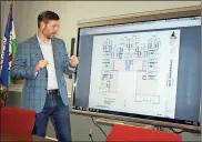  ?? / Doug Walker ?? Architect Mark Cochran uses a smartboard to explain part of the plans for a mixed-use residentia­l/retail developmen­t on West Third Street to the Rome Redevelopm­ent committee.