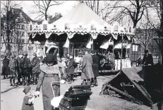  ?? BILD: WERKSTATTF­ILM ?? Um 1940: Das Karussell dreht sich am Pferdemark­t, mit der heutigen Landesbibl­iothek im Hintergrun­d.