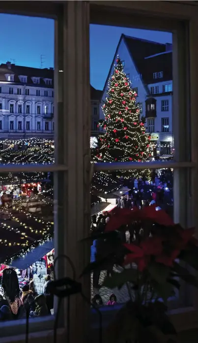  ??  ?? Julmarknad­en på Rådhustorg­et i Tallinn hör till de äldsta i Europa och känslan av annalkande julhögtid är givmild och genuin.