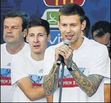  ?? GETTY IMAGES ?? Fyodor Smolov (front) with Russian teammates at a Fifa Fan Fest site on Moscow's Sparrow Hills on Sunday.