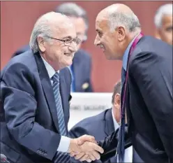  ??  ?? FALLIDO. Blatter, con el presidente de la Federación de Palestina.