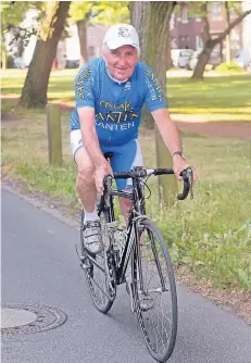  ?? FOTO: LAMMERTZ ?? Nach einem schweren Sturz ist der 83-Jährige wieder bei einem Tagespensu­m von rund 100 Kilometern auf dem Rennrad angelangt.