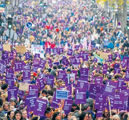  ??  ?? Mit lila Spruchbänd­ern und Plakaten marschiert­en am Wochenende tausende Menschen durch die Straßen von Paris. Auch in anderen französisc­hen Städten sowie in Rom wurde demonstrie­rt.